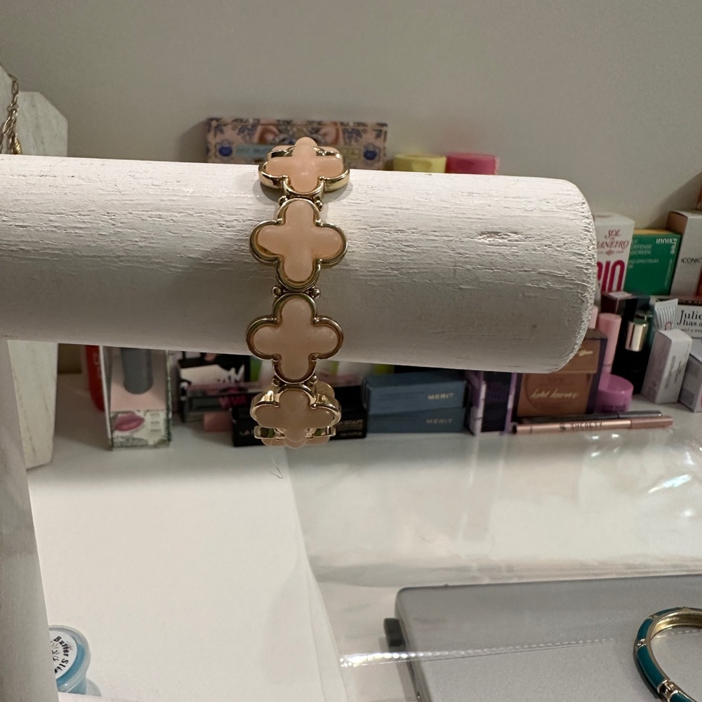 Elegant Gold and cream Clover Bracelet‎